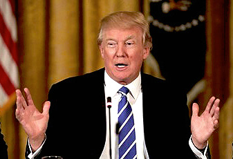 Pavadinimas: D. Trumpą vaizduojanti vizualizacija. Trumpas aprašymas: Iliustracija, vaizduojanti JAV prezidentą D. Trumpą. Tai reali nuotrauka. Ilgas aprašymas: Šioje nuotraukoje pavaizduotas JAV prezidentas D. Trumpas. Politikas nufotografuotas oficialioje aplinkoje kalbantis prie mikrofono, gestikuliuojantis į auditoriją atgręžtais ištiestais delnais, fone matyti JAV vėliavos.
