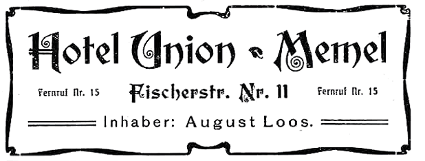 [1 pav. 1909 metų viešbučio „Union“ Klaipėdoje (Memel) nespalvota tekstinė reklama vokiečių kalba juodame, stačiakampio formos, rėmelyje. Viršuje didelėmis raidėmis parašyta: „Hotel Union Memel“. Žemiau kairėje ir dešinėje pusėse mažesniu šriftu parašyta – „Fernruf Nr. 15“ (lietuviškai Fernruf – telefono numeris), per vidurį didesniu šriftu nurodytas adresas – „Fisherstr. Nr. 11“ (lietuviškai – Žvejų gatvė 11). Apačioje viduryje parašyta: „Inhaber: August Loos“ (lietuviškai Inhaber – savininkas)]
